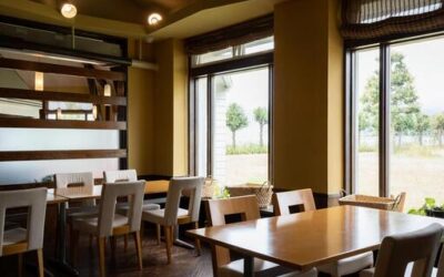 汚れは「床からテーブルへ」。暮らしを守るフロアと家具の「連結コーティング」戦略