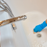 水垢がすぐつく浴槽…腕がつらいのに、まだこすりますか？