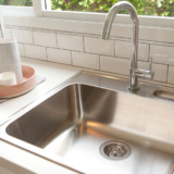 「油汚れ・水垢にさよなら。キッチンがツヤを取り戻す方法」