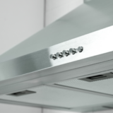 その換気扇、触れるたびにベタつきませんか？レンジフードを「油汚れから解放」する戦略