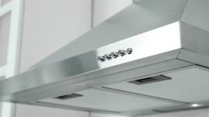 その換気扇、触れるたびにベタつきませんか?レンジフードを「油汚れから解放」する戦略