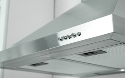 その換気扇、触れるたびにベタつきませんか？レンジフードを「油汚れから解放」する戦略