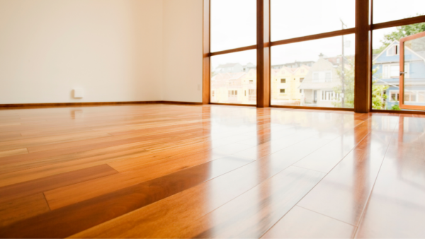 フロアコーティングは「光の鏡」。空間の明るさをデザインする戦略