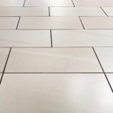 白いタイルの「美しさの罠」を解消！目地とタイルの両方を守るコーティング術