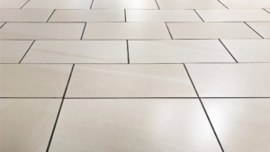 白いタイルの「美しさの罠」を解消！目地とタイルの両方を守るコーティング術