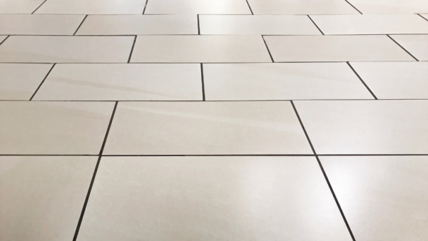 白いタイルの「美しさの罠」を解消！目地とタイルの両方を守るコーティング術