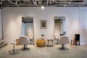 サロンの鏡やガラスをくもり知らずに!防汚・撥水コーティング