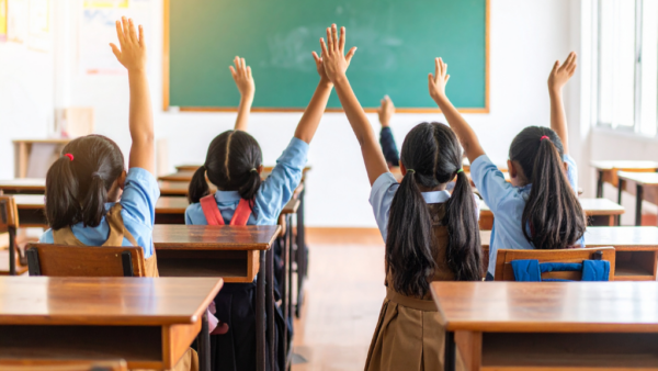 「机・椅子の落書き、シール汚れ…」学習施設の備品を守るコーティング術【福島郡山店】