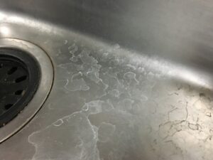 掃除屋を呼んでも戻る汚れ…根本原因は“家の表面”にあった