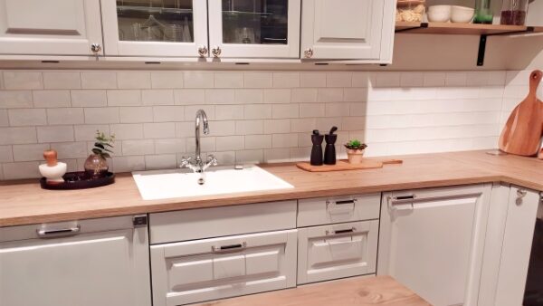 キッチン天板は「温度」と「湿度」の戦場！コーティングで叶える木材の永続美