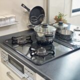 ガスコンロの焦げ付きが一瞬で落ちる“プロの分解テクニック