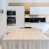 キッチンと階段を「一体防衛」！ハイブリッドコーティングで実現するシームレスな美しさ