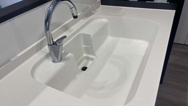 「人工大理石シンクの“老化”は防げる」―見た目以上に差が出るコーティングの秘密