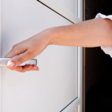 “家の顔”を守るコーティング。玄関ドア・取手の清潔感キープ法【福島郡山店】