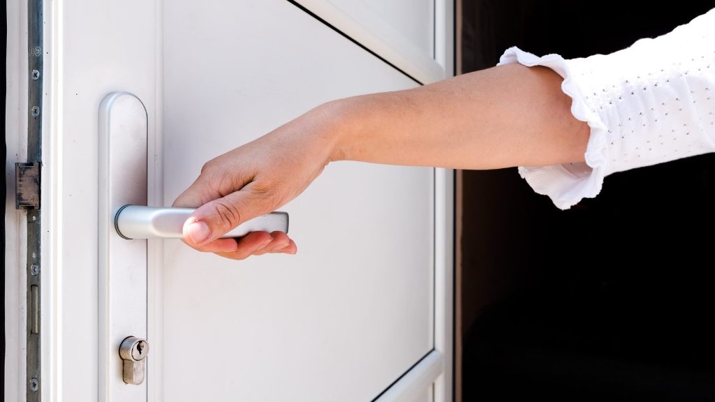 “家の顔”を守るコーティング。玄関ドア・取手の清潔感キープ法【福島郡山店】