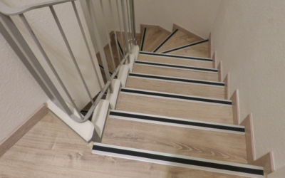 階段は「滑らないようにする場所」ではなく「信頼を積み重ねる場所」