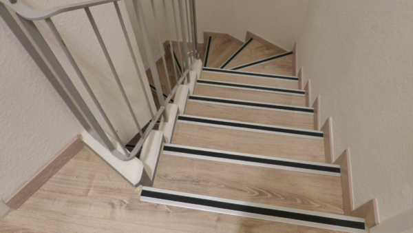 階段は「滑らないようにする場所」ではなく「信頼を積み重ねる場所」