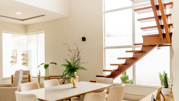 【手垢・足跡・摩耗】階段まわりの劣化を防ぐ、透明コーティング術【福島郡山店】