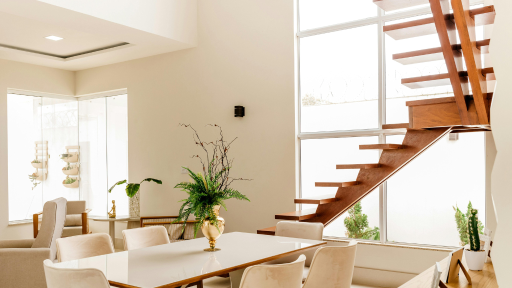 【手垢・足跡・摩耗】階段まわりの劣化を防ぐ、透明コーティング術【福島郡山店】