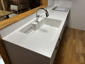 【岐阜市｜リフォーム後の施工事例】人工大理石キッチン天板・シンクにセラミックコーティング施工耐傷性を強化し、美観を長期維持する仕上げ保護