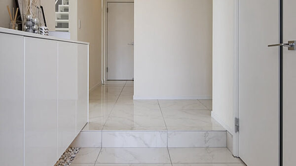 そのツヤ、いつまで保てますか？新築玄関の大理石ケア