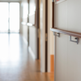 【医療・介護施設の共用部対策】抗菌×清掃性で“感染症に強い環境”をつくるには？【福島郡山店】