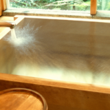 【温泉施設の美観維持に】檜風呂を長く美しく保つコーティング術とは？【福島郡山店】