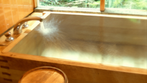 【温泉施設の美観維持に】檜風呂を長く美しく保つコーティング術とは？【福島郡山店】