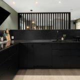 黒いキッチンにこそ必要な「目立たせない」コーティング