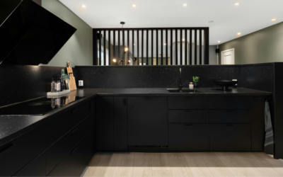 黒いキッチンにこそ必要な「目立たせない」コーティング