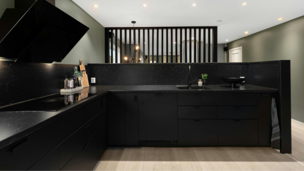 黒いキッチンにこそ必要な「目立たせない」コーティング