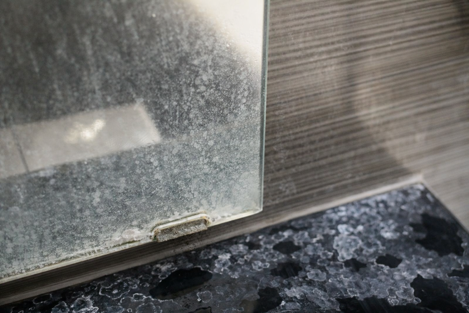 水アカは「汚れ」ではなく「固着した結果」