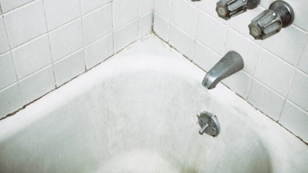 ゴシゴシしても取れない浴槽の黒ずみ、もう諦めていませんか？