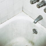 掃除しても黒ずむ浴槽、その原因は“表面劣化”