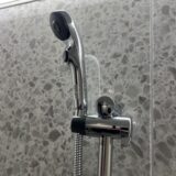 シャワーヘッドや水栓の水垢が落ちない…原因とプロが教える本当の対策