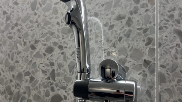 シャワーヘッドや水栓の水垢が落ちない…原因とプロが教える本当の対策