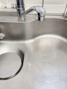 シンクの水垢が表面と一体化する瞬間