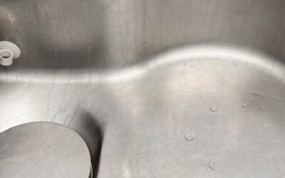 シンクの水垢が表面と一体化する瞬間