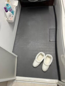 お風呂の床に出てくる「白い汚れ」の正体とは？落ちない原因と根本対策