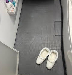 お風呂の床に出てくる「白い汚れ」の正体とは？落ちない原因と根本対策