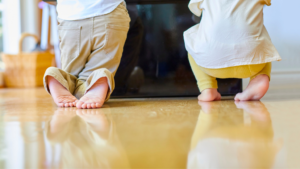 赤ちゃんがいる家で増えている床の悩み