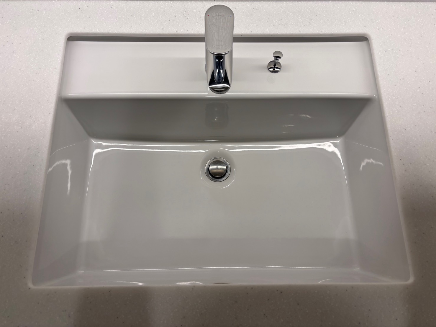 洗面ボウルのヒビ黒ずみは直せる?素材別対処法|放置すると交換になるケースも