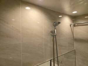 浴室の壁の水垢・カビがすぐ戻る人へ|「掃除だけ」で限界なら“定着させない”が正解