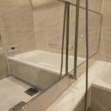 お風呂の鏡のウロコを簡単に落とす方法｜再発防止まで解説