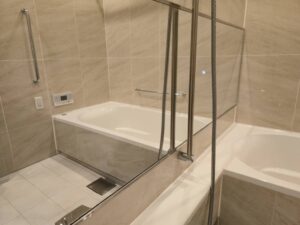 お風呂の鏡のウロコを簡単に落とす方法｜再発防止まで解説