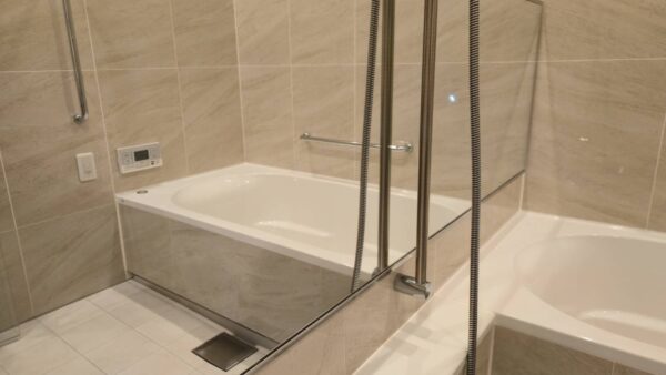 お風呂の鏡のウロコを簡単に落とす方法｜再発防止まで解説