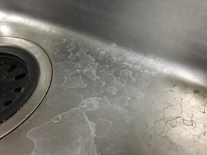水垢の原因と対策を徹底解説｜シンク・浴室・鏡・蛇口の白い汚れはコーティングで予防できる？