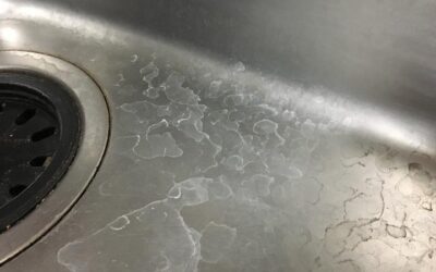 水垢の原因と対策を徹底解説｜シンク・浴室・鏡・蛇口の白い汚れはコーティングで予防できる？