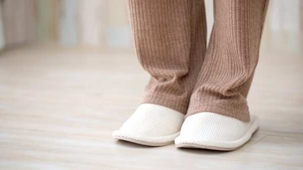 裸足でわかる違い。フローリングに“ガラスコーティング”という選択