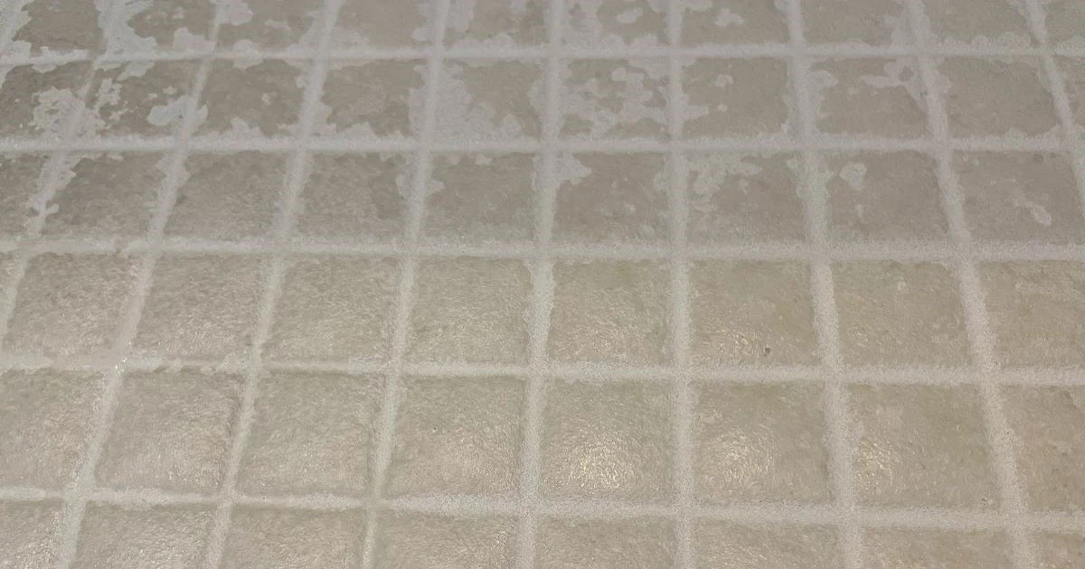 お風呂の床に現れる白い汚れ…原因と防ぐ方法、快適バスタイムへの近道